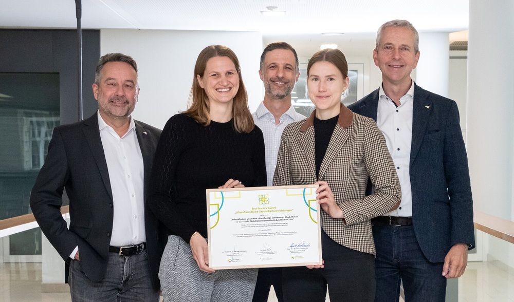 Von links: Geschäftsführer Walter Kneidinger, Mitglied 'Netzwerk Mobilität' Regina Schuhmann, Leiter 'Netzwerk Mobilität' Andreas Füreder, Umweltmanagerin Helene Großauer sowie Geschäftsführer Stefan Meusburger / Ordensklinikum Linz Ordensklinikum Linz: Award für klimafreundliche Mobilitätsinitiativen