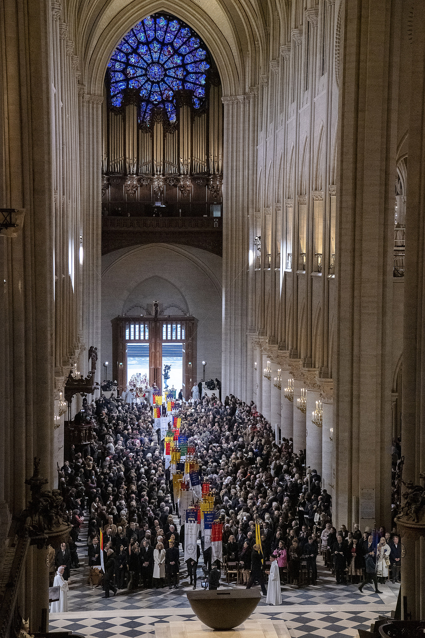 Fahnenträger beim Einzug zum ersten Gottesdienst nach der Wiedereröffnung der Kathedrale Notre-Dame am 8. Dezember 2024 in Paris (Frankreich).