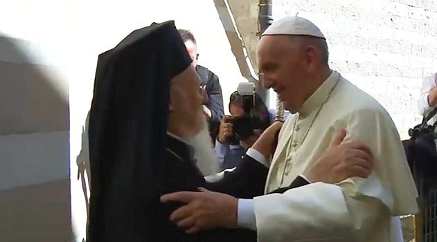 Patriarch Bartholomaios I. und Papst Franziskus / © ctv Patriarch Bartholomaios trauert um Papst Franziskus