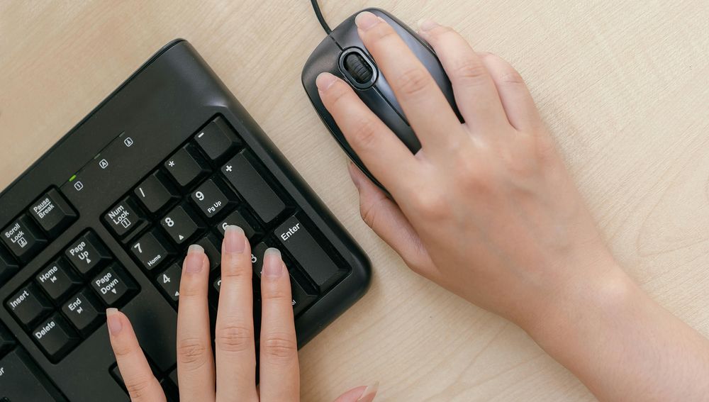 Händer einer Frau am Computer / pexels.com/Mikhail Nilov Bereits mehrere Diözesen bieten 'Wiedereintritt per Mausklick'