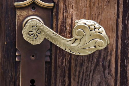 Schnalle einer Kirchentür / www.BilderBox.com Schnalle einer Kirchentür