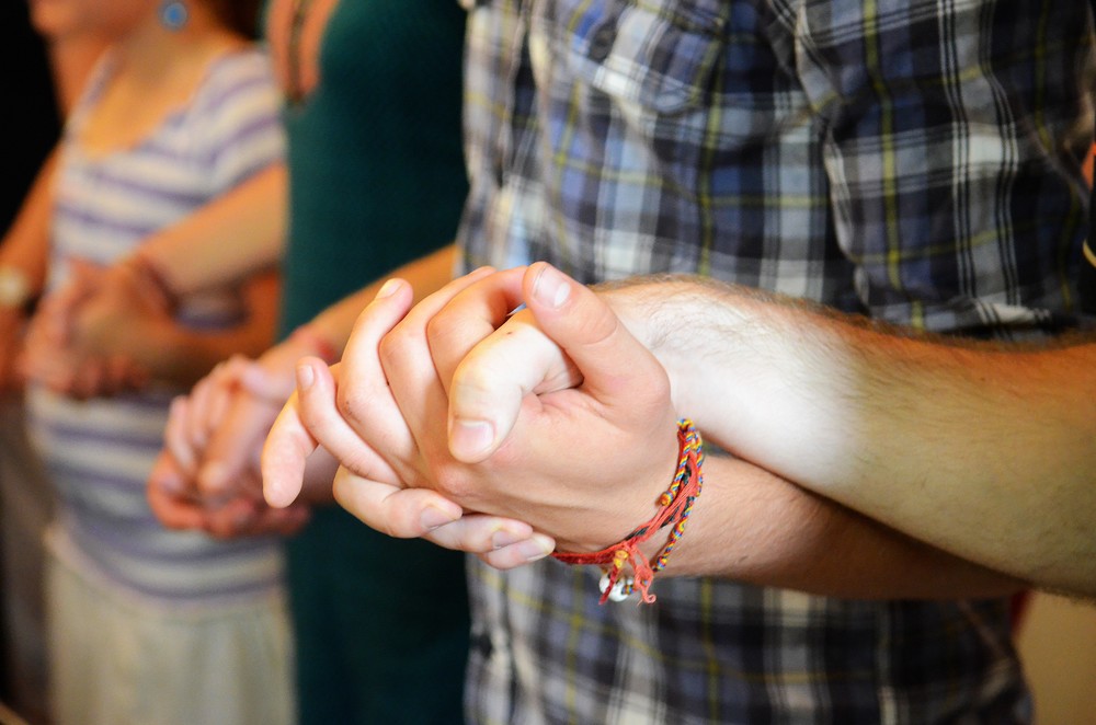 Händehalten beim 'Vaterunser'-Gebet / kathbild.at/Rupprecht Händehalten beim 'Vaterunser'-Gebet