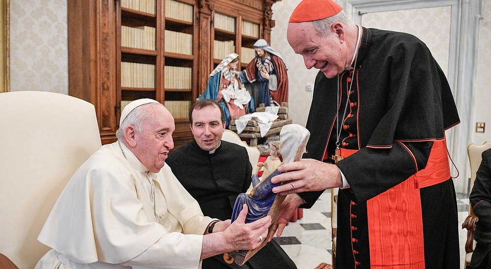 Papst Franziskus und Christoph Schönborn / Copyright 2022, KNA GmbH, www.kna.de, All Rights Reserved, Vatican Media Kardinal Christoph Schönborn, Erzbischof von Wien, übergibt ein Geschenk an Papst Franziskus, beim Empfang der Bischöfe der Österreichischen Bischofskonferenz am 16. Dezember 2022 zu einem Ad-limina-Besuch im Vatikan.