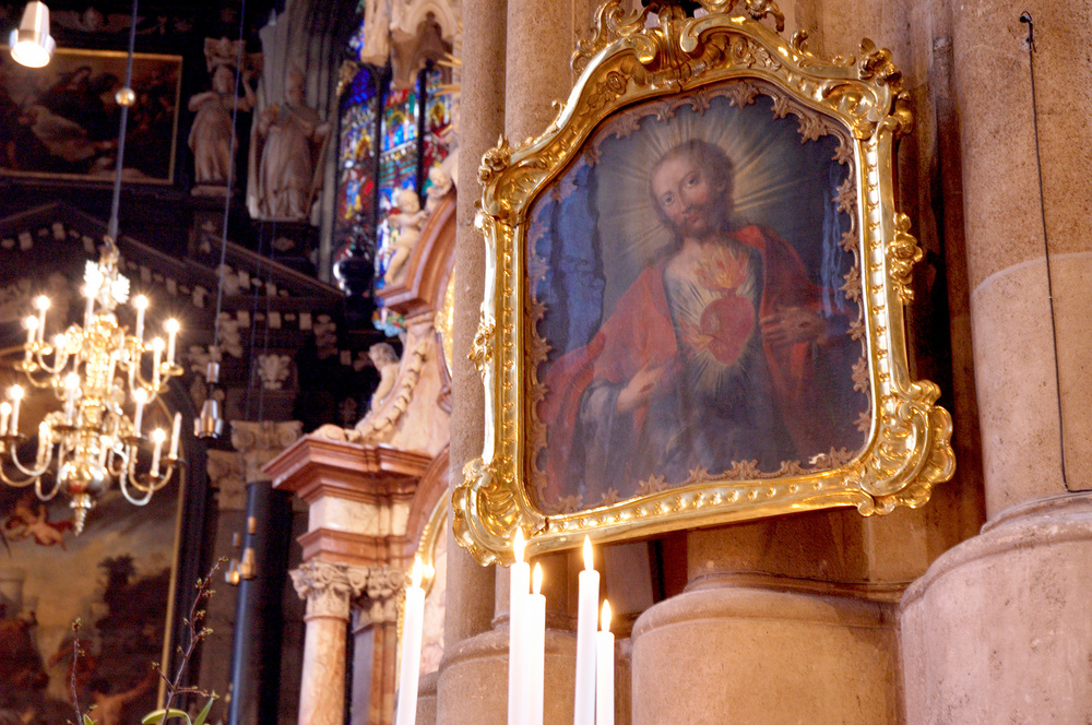 Herz Jesu-Bild im Stephansdom.     Wien, 1.4.2005         ? Franz Josef Rupprecht; A-7123 M?nchhof; Bank: Raiffeisenbank M?nchhof (BLZ: 33054), Konto.-Nr.: 17.608 