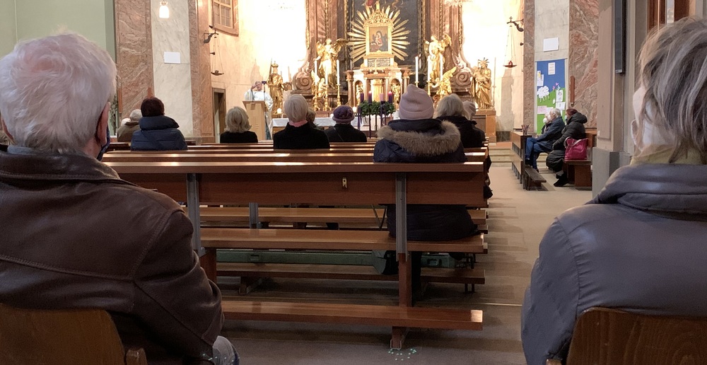 Gläubige in der Kirche mit Sicherheitsabstand und Maske / Paul Wuthe / Kathpress