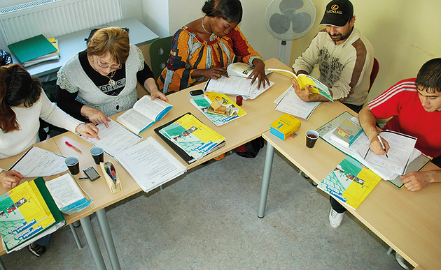 Flüchtlings beim Deutschkurs / Caritas