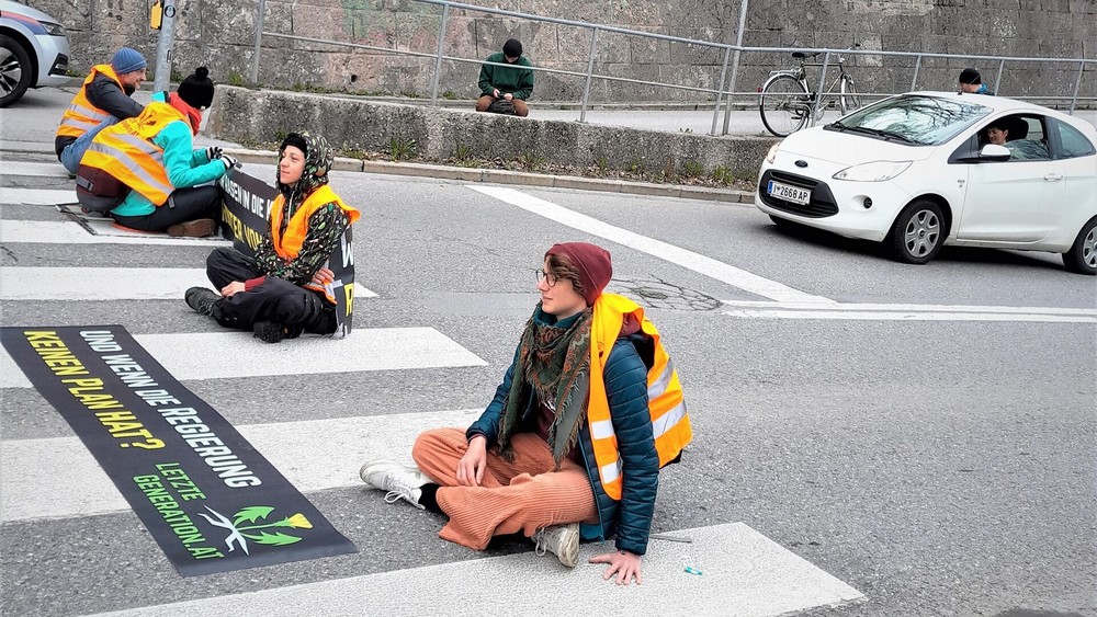 Klimaprotest durch Straßenblockade / Klaus Heidegger