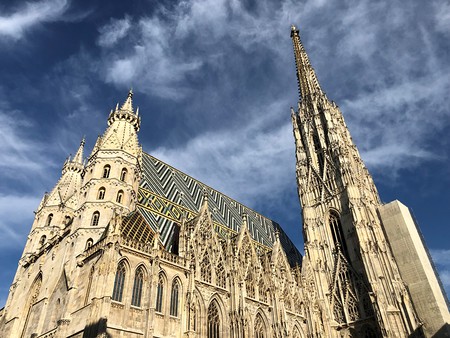 Der Wiener Stephansdom im Abendlicht vom Stock im Eisen-Platz aus