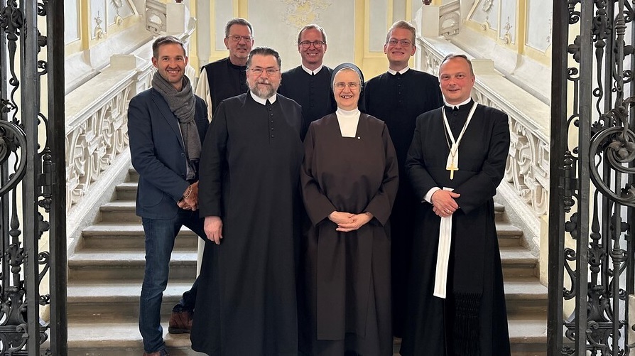Klösterreich-Geschäftsführer Manuel Lampe (l.) mit dem neu konstituierten Vorstand: P. Michael Hüttl, Sr. M. Michaela Pfeiffer-Vogl, Propst Markus Grasl (vorne, v.l.), P. Markus Rauchegger, P. Georg Haumer und P. Ludwig Wenzl (hinten, v.l.) / © Klösterreich