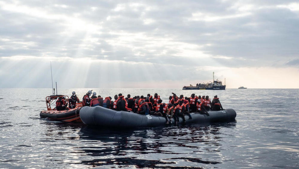 Bootsflüchltlinge vor der Aufnahme in die Sea-Watch 3 / Selene Magnolia / Sea-Watch Bootsflüchltlinge vor der Aufnahme in die Sea-Watch 3