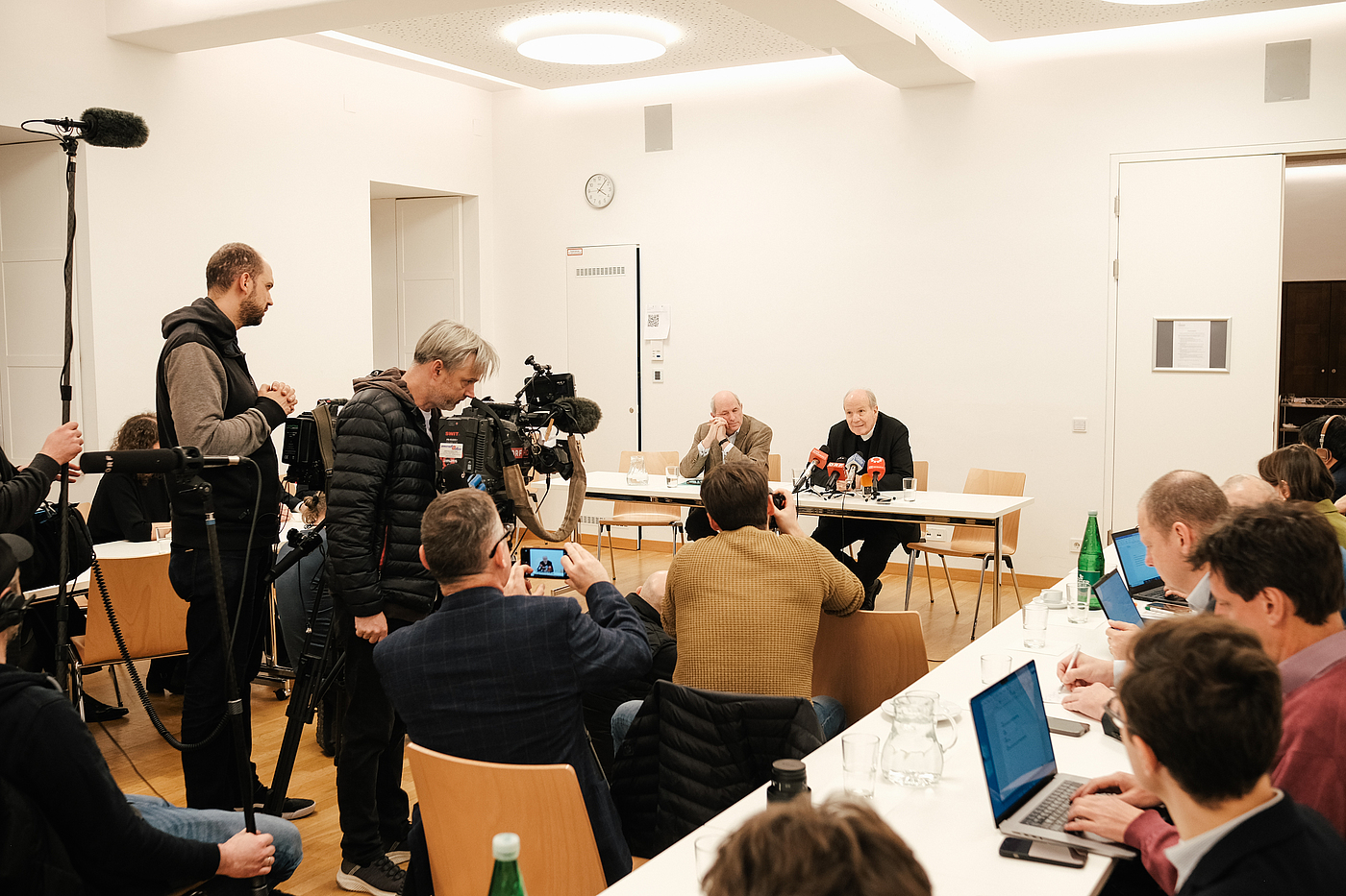 Kardinal Schönborn beim Interview / Erzdiözese Wien / Stephan Schönlaub Kardinal Schönborn beim Interview