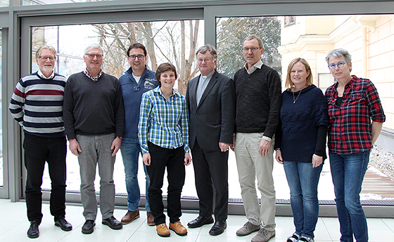 (v.l.n.r.) Carlo Neuhuber, Rudolf Pülzl, Mag. Gert Smetanig, Nicole Leitenmüller BEd, Bischof Dr. Manfred Scheuer, Mag. Wolfgang Froschauer, Irene Huss, Dr.in Sonja Sommergruber / Diözese Linz