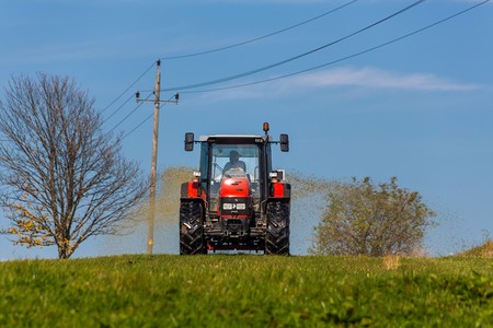 Traktor düngt mit Gülle ein Feld