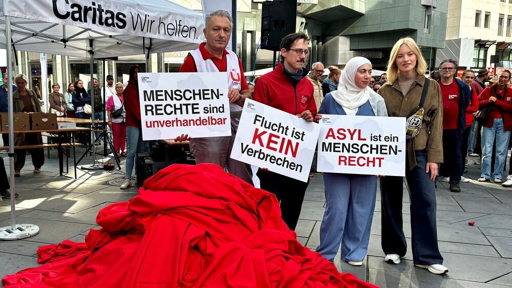 Caritas, Freiwillige und Schauspielerin Valerie Huber bildeten 'Rote Linie für Menschlichkeit' / Jutta Steiner/Kathpress Caritas, Freiwillige und Schauspielerin Valerie Huber bildeten 'Rote Linie für Menschlichkeit'