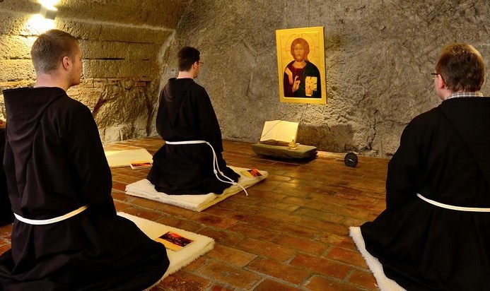 Kapuzinermönche beim Gebet / kapuziner.at