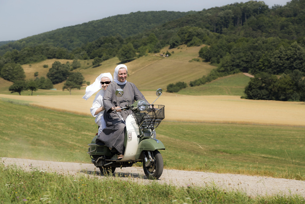 Ordensfrauen auf einem Moped / Elisabeth Kuntschke Ordensfrauen auf einem Moped