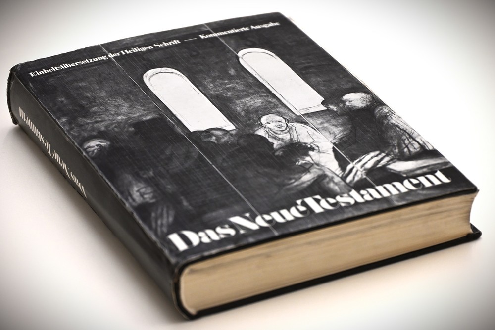 Schulbibel mit Motiv 'Plötzenseer Totentanz' / Kathpress / Henning Klingen