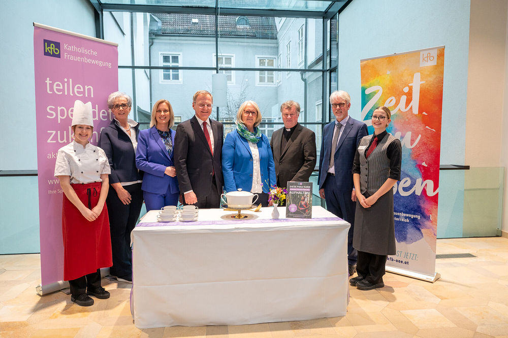 V. l. : Schülerin Marlene Königshofer, FV Regina Pirklbauer (HLW/HLK Freistadt), Michaela Leppen (Leiterin Team Frauen/Diözese Linz), LH Thomas Stelzer, Margit Schmidinger (Vorsitzende kfb oö,) Bischof Manfred Scheuer, Dir. Jürgen Ehling (HLW/HLK Fre / @ Thomas Markowetz Bischof Scheuer: 'Teilen eignet sich nicht für Populismus'