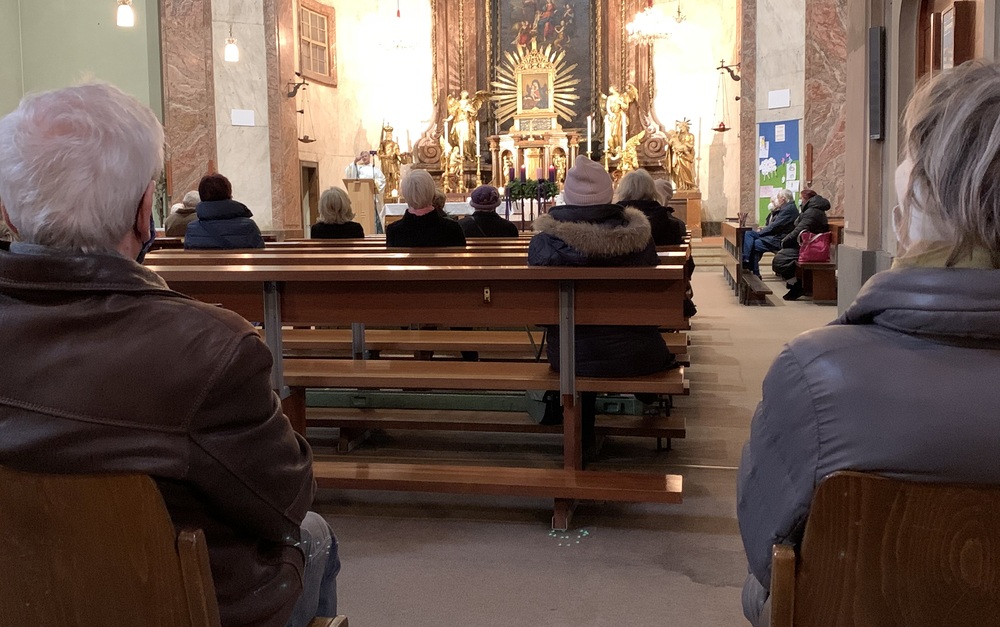 Gläubige in der Kirche mit Sicherheitsabstand und Maske / Paul Wuthe / Kathpress Gläubige in der Kirche mit Sicherheitsabstand und Maske