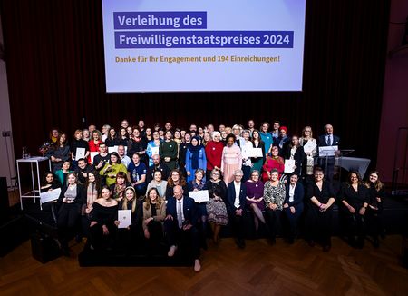 Am 4. Dezember 2024 ?berreichte Staatssekret?rin Claudia Plakolm (v.m.l.) und Edeltraud Glettler in Vertretung von Bundesminister Johannes Rauch, im Rahmen einer feierlichen Gala, den 2. Staatspreis f?r freiwilliges und ehrenamtliches Engagement in d