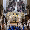 Auszug beim ersten Gottesdienst nach der Wiedereröffnung in der Kathedrale Notre-Dame mit Laurent Ulrich, Erzbischof von Paris, am 8. Dezember 2024 in Paris (Frankreich).