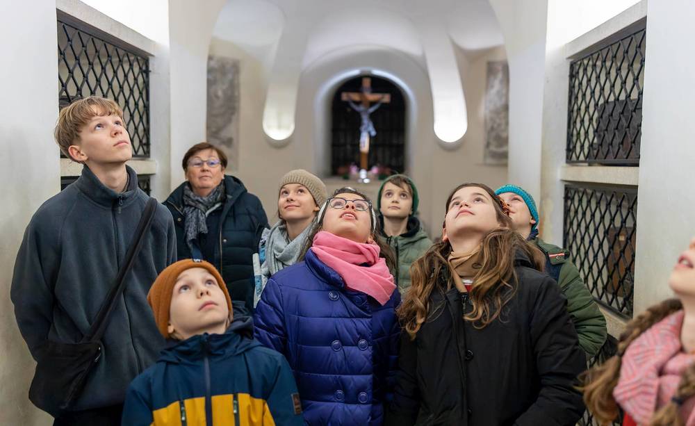 Seit 1997 gibt es den beliebten besinnlichen Abendbesuch im Stephansdom. Das Kinderführungsteam – nunmehr bestehend aus Margareta Chwatal, Reinhard H. Gruber, Karl Grohmann, Georg Urban und Florian Bauchinger – bietet diese Art von Führungen für Kind