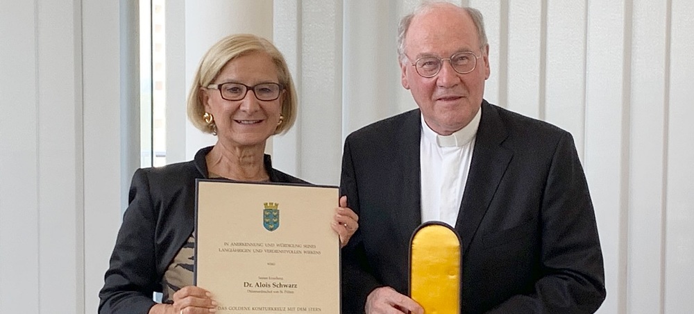 Bischof Schwarz erhält Goldenes Komturkreuz mit Stern von Landeshauptfrau Mikl-Leitner / kathpress / Paul Wuthe