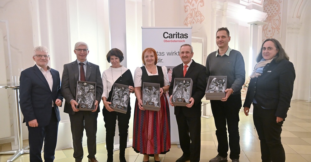 Überreichung am 15. November 2024 im Stift St. Florian - v.l.: Caritas OÖ-Direktor Franz Kehrer, Bernhard Bogenhuber, Irmentrud Grininger, Pauline Reitinger, Johann Schwarzbauer-Haupt und Caritas-Vorstandsmitglied Edith Bürgler-Scheubmayr