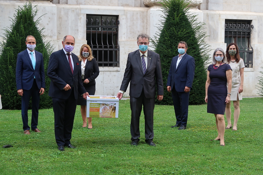 Bürgerinitiative 'Fakten helfen!' - Übergabe an Parlamentarier / Kathpress / Robert Mitscha-Eibl Bürgerinitiative 'Fakten helfen!' - Übergabe an Parlamentarier