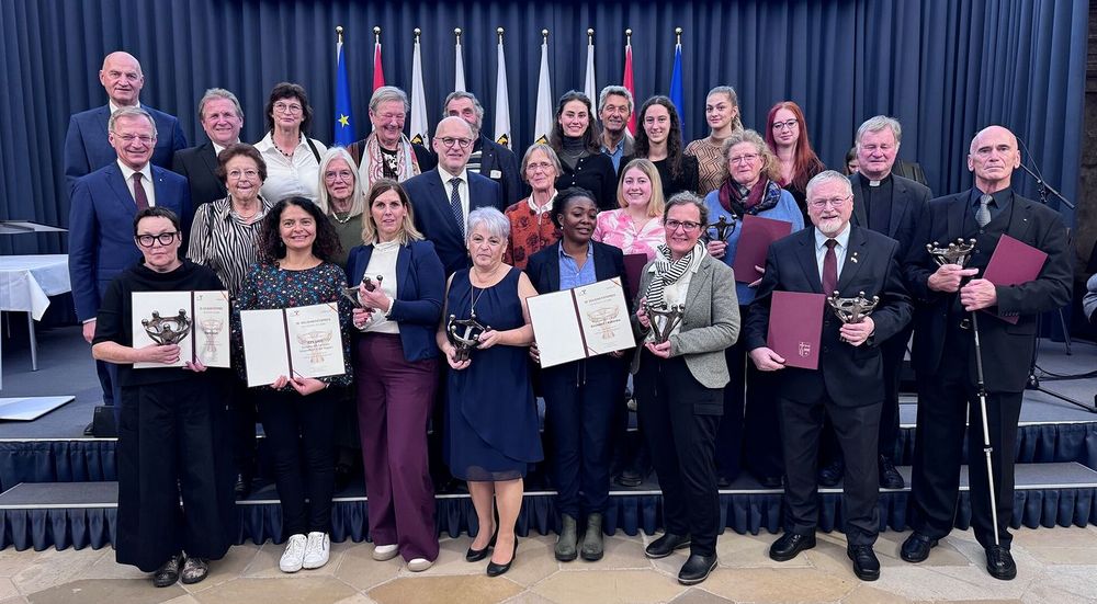 Ausgezeichnete des Solidaritätspreises 2024 mit Bischof Scheuer und Landeshauptmann Stelzer / Franz Litzlbauer Ausgezeichnete des Solidaritätspreises 2024 mit Bischof Scheuer und Landeshauptmann Stelzer