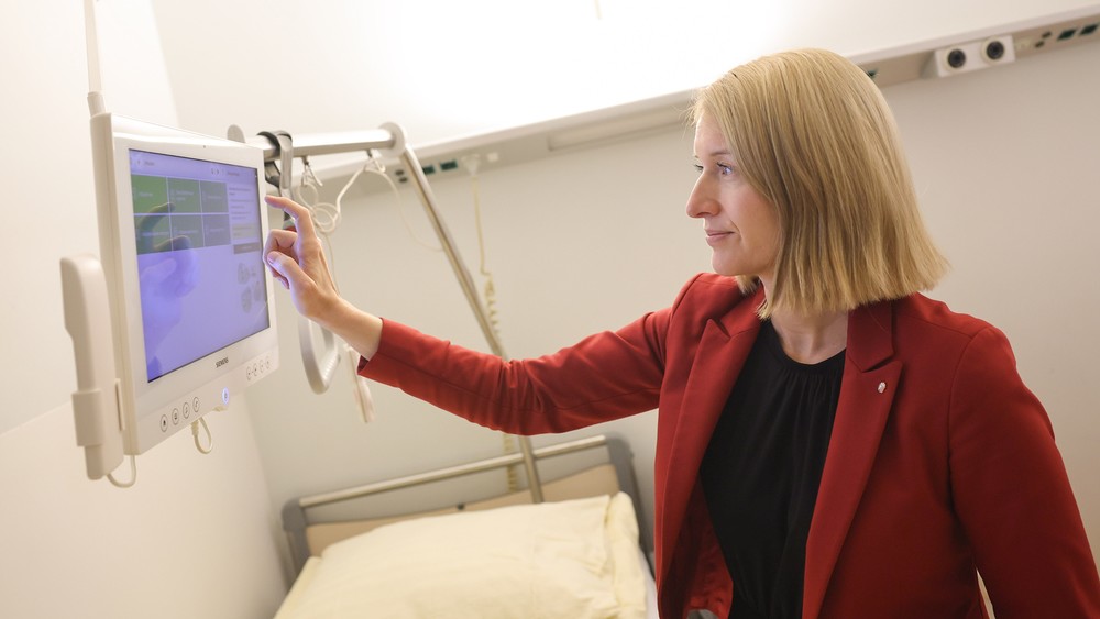 Landeshauptmann-Stellvertreterin Christine Haberlander zeigt sich begeistert von dem digitalen Rufsystem. / Stinglmayr/Land OÖ Ordensspital in OÖ setzt auf digitales Rufsystem per Touchscreen