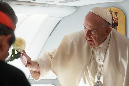 Papst Franziskus berührt eine weiße Rose beim Abflug vom Internationalen Flughafen Nur-Sultan am 15. September 2022 in Nur-Sultan (Kasachstan).