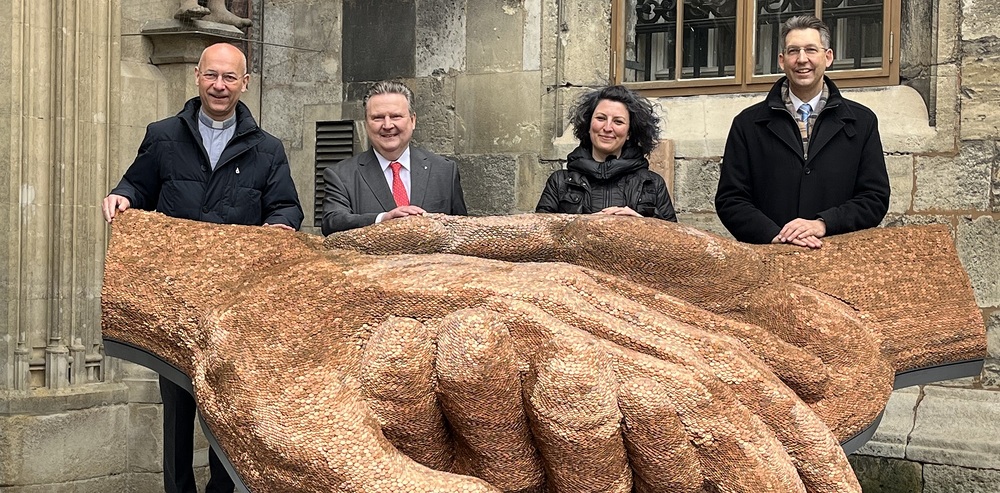 Präsentation des Kunstwerks 'Raising Hands' am Wiener Stephansplatz / Kathpress / Henning Klingen