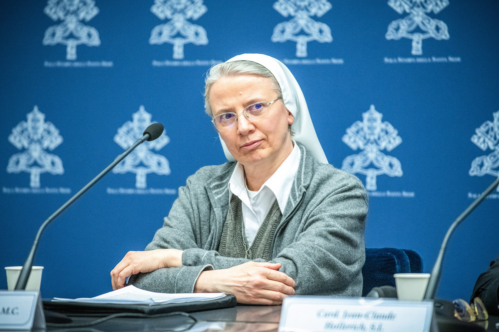 Ordensschwester Simona Brambilla, Sekretärin des Dikasteriums für Institute des geweihten Lebens und Gesellschaften des apostolischen Lebens, bei einer Pressekonferenz am 14. März 2024 im Vatikan.