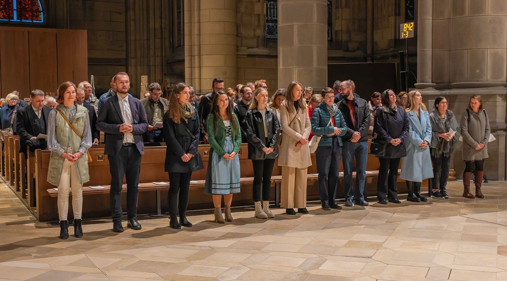 26 Religionslehrer:innen wurden im Linzer Mariendom von Bischof Manfred Scheuer in ihren Dienst gesendet.