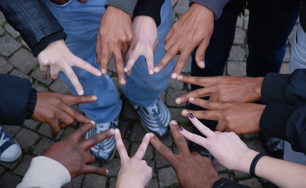 Hände von jungen Menschen / caritas.at