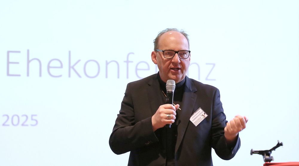 Bischof Glettler bei der 'EhekonferenBischof Glettler bei der 'Ehekonferenz' / Erzdioezese Salzburg (eds) / Michaela Greil Salzburger Ehekonferenz: Glettler sieht Ehe als 'österliches Projekt'
