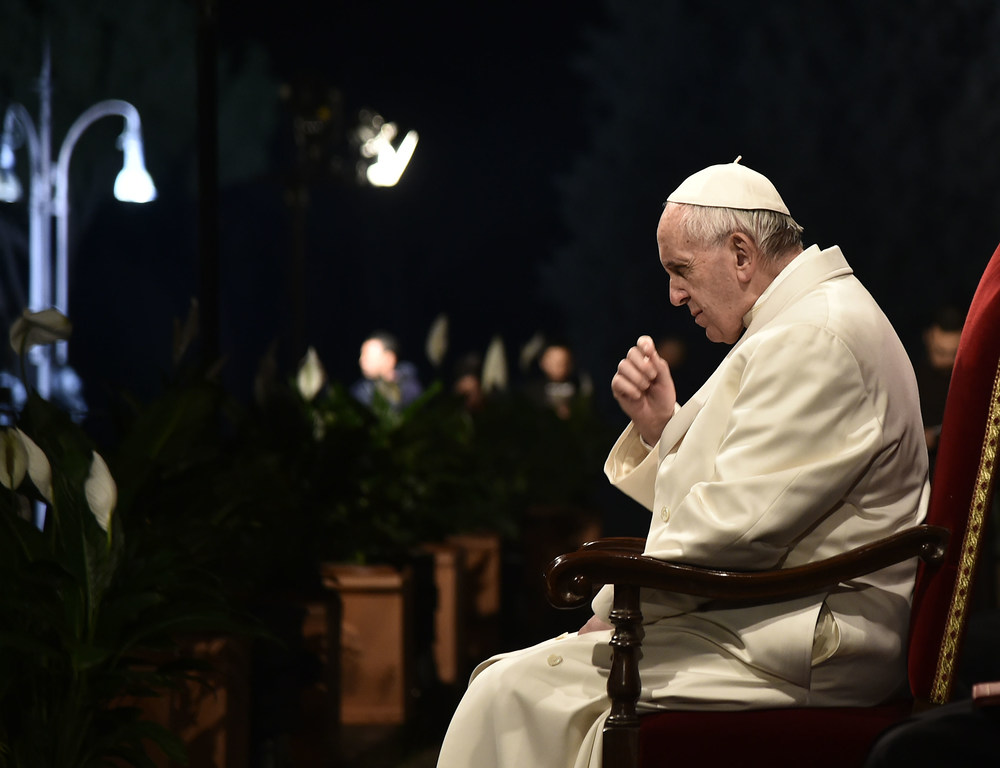 Papst Franziskus während des Kreuzweges / Copyright 2017, KNA. Alle Rechte vorbehalten, Cristian Gennari Papst Franziskus während des Kreuzweges am Karfreitag, 14. April 2017, vor dem Kolosseum in Rom.