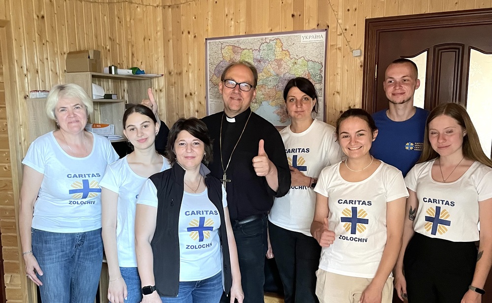 Bischof Glettler mit Mitarbeiterinnen eines pfarrlichen Sozialzentrums der Caritas Ukraine in der Nähe von Lviv
