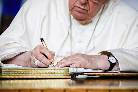 Papst Franziskus schreibt in ein Gästebuch am 2. September 2023 in Ulan Bator (Mongolei).