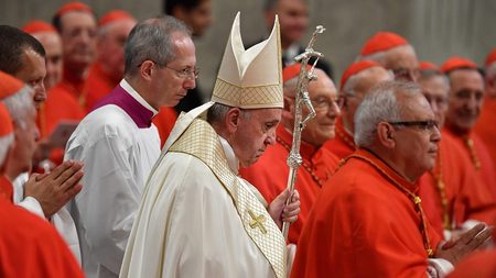 Papst beim Konsistorium