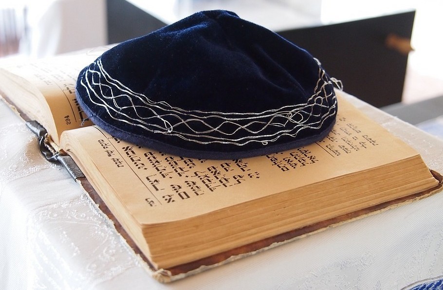 Jüdische Kippa auf einer Thora / pixabay / gemeinfrei Jüdische Kippa auf einer Thora
