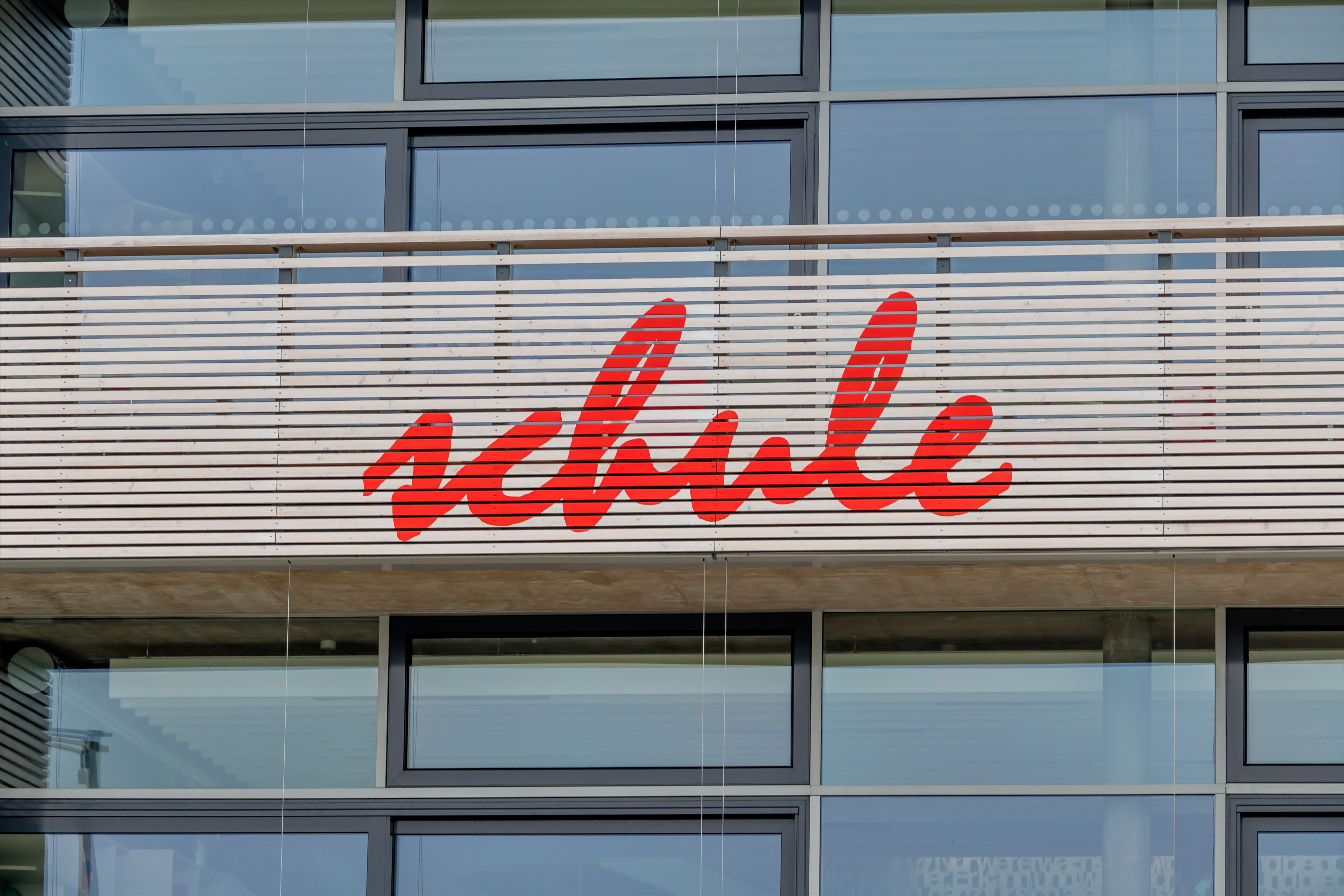 Schulgebäude Fassade / Erwin Wodicka - wodicka@aon.at, Erwin Wodicka Schulgebäude Fassade, Symbol für Bildung und Schulrefom