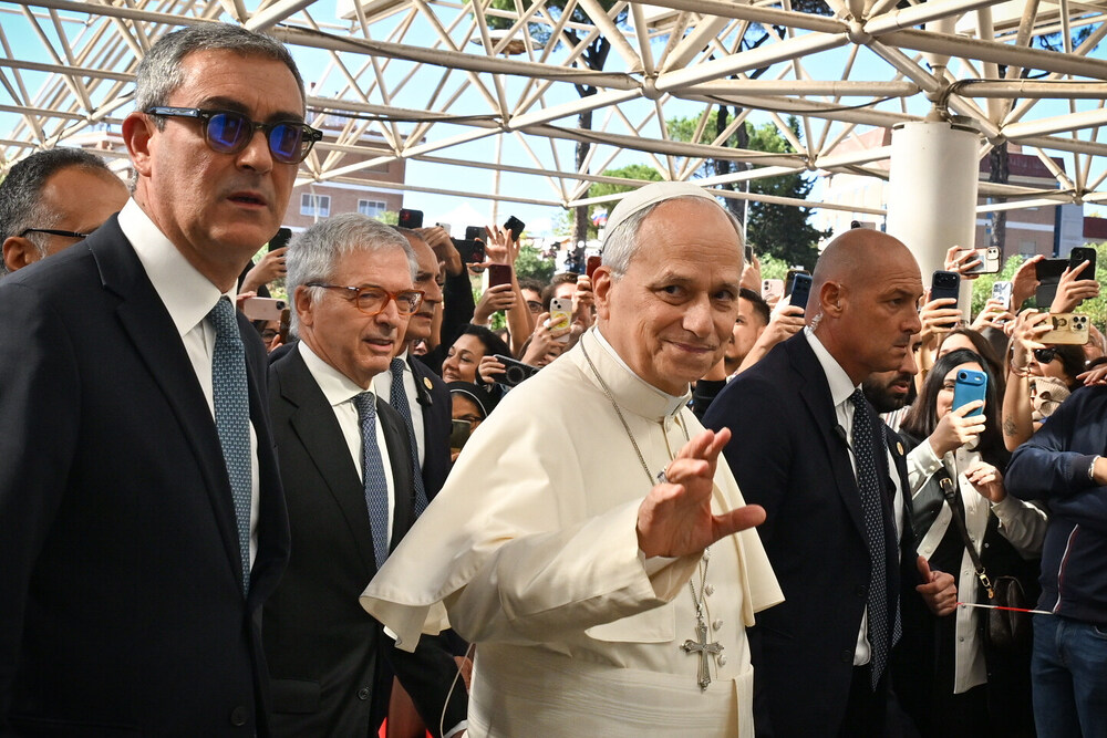 Papst Leo XIV. in Gemelli-Klinik / Copyright 2026, PubliKath GmbH, www.kna.de, All Rights Reserved, Alessia Giuliani Ankunft von Papst Leo XIV. am 13. Oktober 2026 im Gemelli-Krankenhaus in Rom (Italien).
