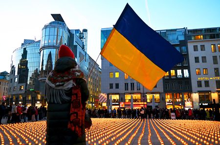 Wien-Solidarit-t-mit-Ukraine-bei-Lichtermeer-am-Stephansplatz