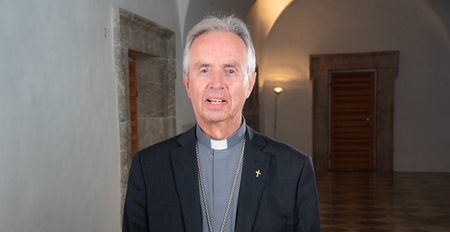 Tirol-ehrt-Weihbischof-Hofer-und-Caritas-Direktorin-Rathgeb